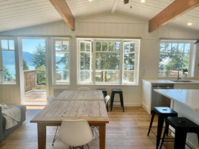 The White Eagle - Gorgeous 2-bdrm cottage with ocean & mountain views